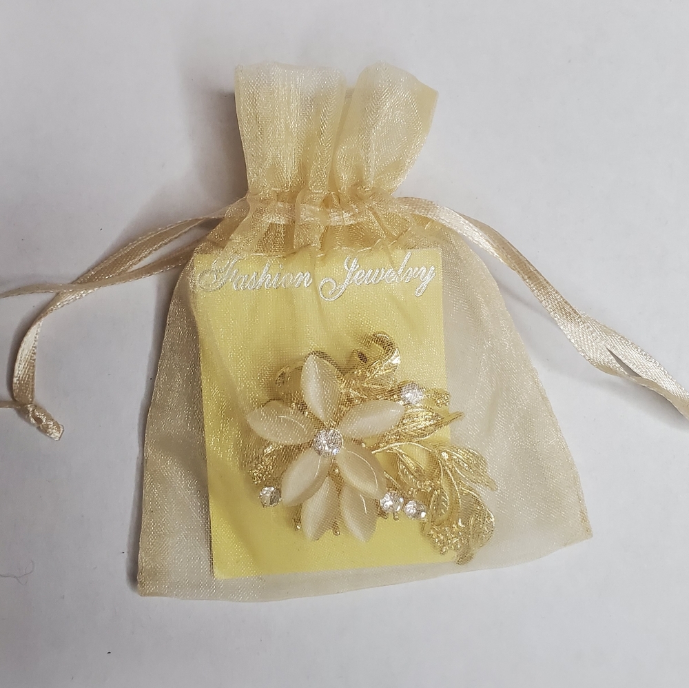 Beautiful gold flower brooche